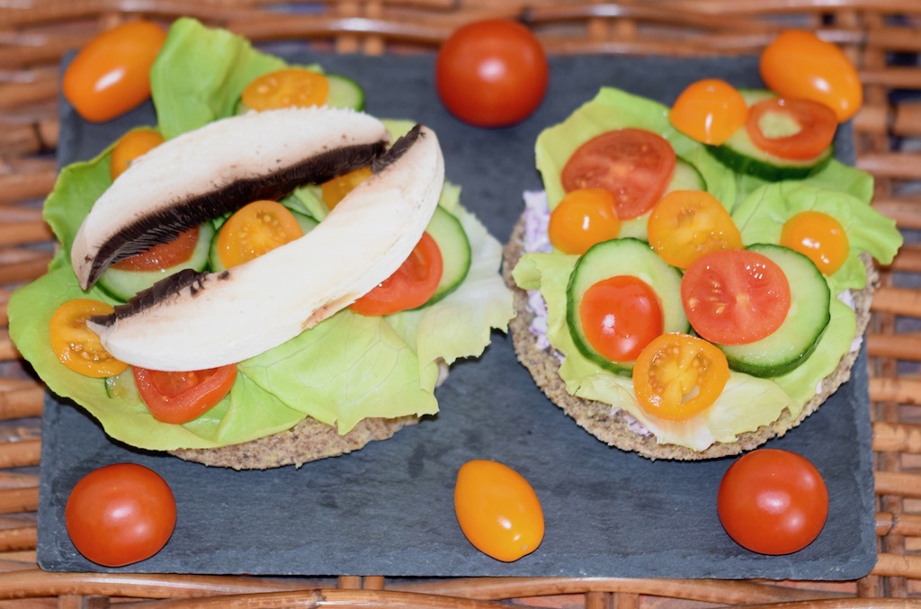 Rezepte: Kleinigkeiten: Tassenbrötchen mit Leinsamen aus der Mikrowelle - gluten- & milchfrei (2 belegte Hälften)