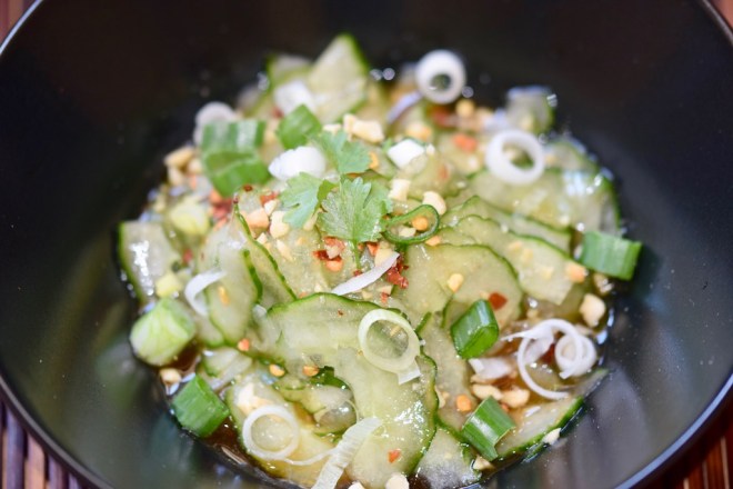 Rezepte: Salate & Dressings: Thai-Gurkensalat in schwarzer Schüssel