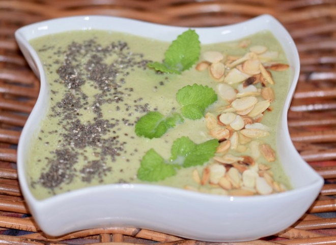 Rezepte: Smoothies & Getränke: Brokkoli-Zucchini-Mandel-Smootie