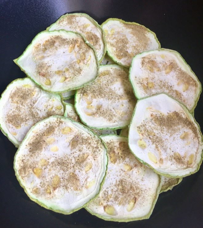 Rezepte: Kleinigkeiten: Zucchini-Rosmarin-Chips aus dem Ofen oder Dörrgerät