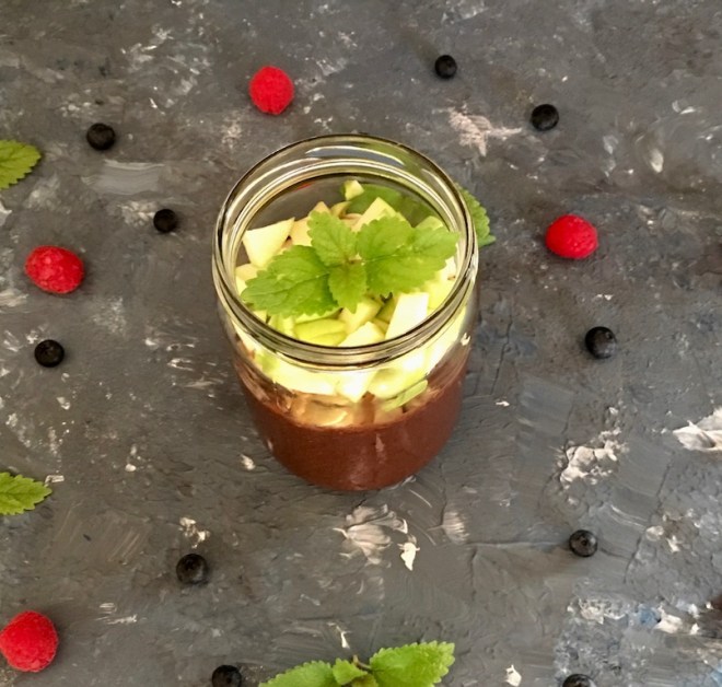 smoothie - beeren - chufas - zitronenmelisse - smoothiebowl - gesund - abnehmen - frühstück - schnellundleicht - rezept - apfel - chia - vegan