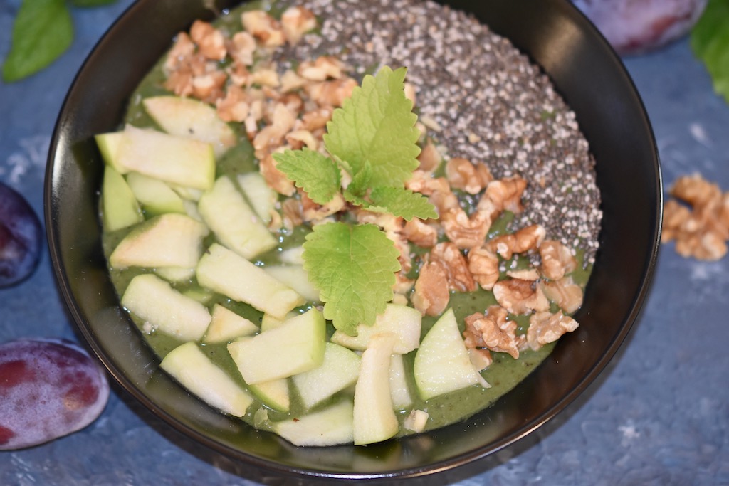 herbstlicher Pflaumen-Smoothie mit Zimt - Pflaumen - Zimt - Smoothie - Banane - grüner Smoothie - Rezepte - Zwetschgen - abnehmen - Smoothie Bowl - Herbst