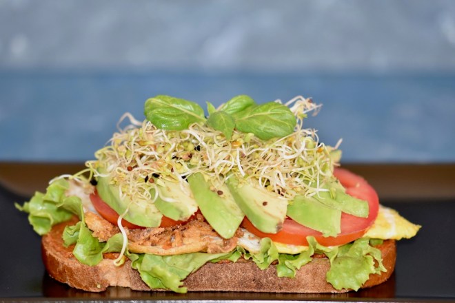 Muhammara - Sandwich - Avocado - Ei - einfach - kalt - warm - vegetarisch - Rezept - Spiegelei - gesund