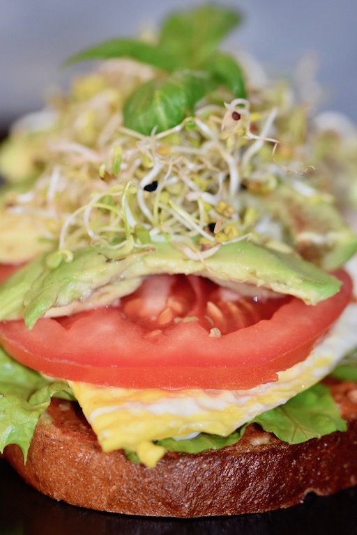 Muhammara - Sandwich - Avocado - Ei - einfach - kalt - warm - vegetarisch - Rezept - Spiegelei - gesund