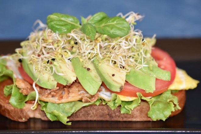 Muhammara - Sandwich - Avocado - Ei - einfach - kalt - warm - vegetarisch - Rezept - Spiegelei - gesund