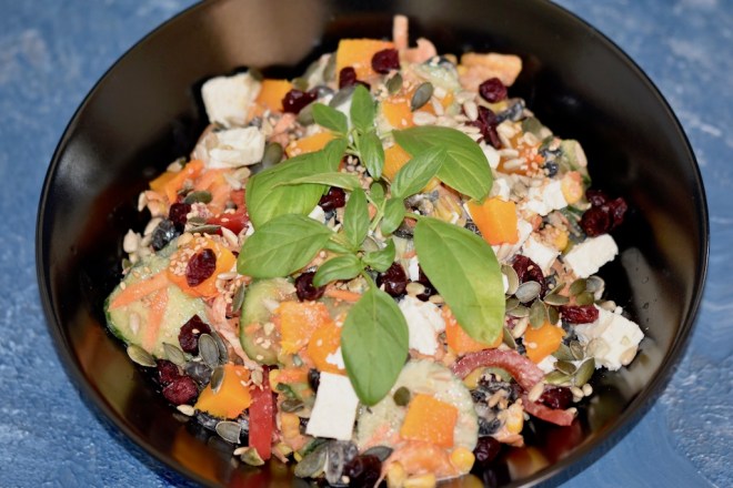 kerniger Salat mit Kürbis und Tahini-Erdnuss-Dressing - Kürbis - Salat - gebacken - Gemüse - Kerne - Feta - Cranberries - Rezept - Tahini-Erdnuss-Dressing