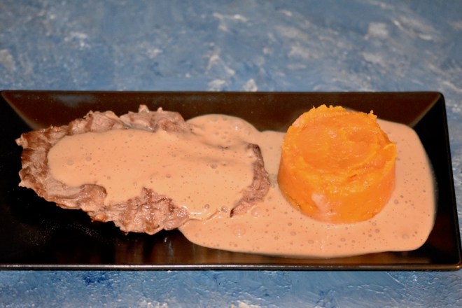 Steak mit weihnachtlicher Cognac-Espresso-Sauce und Kürbispüree - Steak - Weihnachten - Cognac - Espresso - Sauce - Kürbis - Kürbispüree - Rezepte - Butternut - Festessen - einfach -schnell