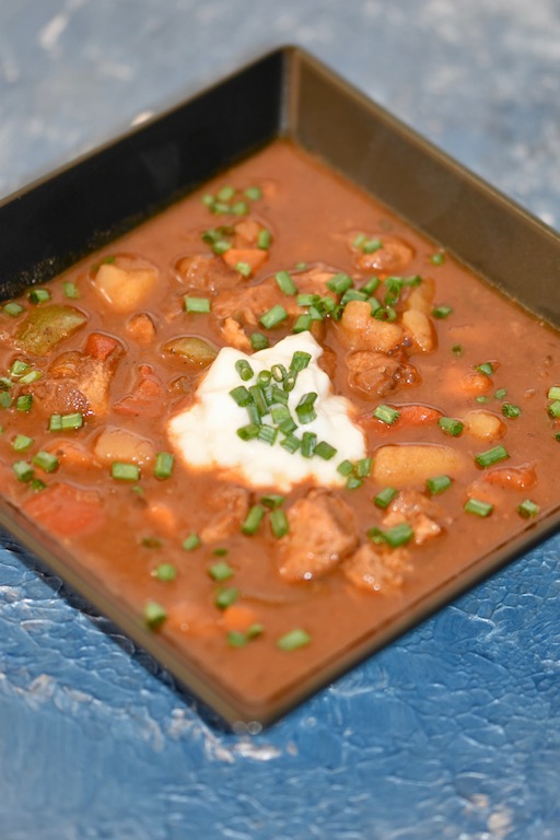 Gulaschsuppe - ungarisch - Slowwcooker -Crockpot - Crocky - original - mit Kartoffeln - scharf - Rezept - einfach - deftig - beste - ungarische Gulaschsuppe