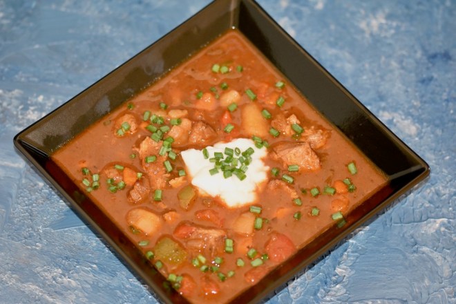 Gulaschsuppe - ungarisch - Slowwcooker -Crockpot - Crocky - original - mit Kartoffeln - scharf - Rezept - einfach - deftig - beste - ungarische Gulaschsuppe