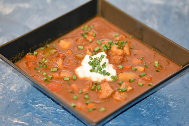 Gulaschsuppe - ungarisch - Slowwcooker -Crockpot - Crocky - original - mit Kartoffeln - scharf - Rezept - einfach - deftig - beste - ungarische Gulaschsuppe