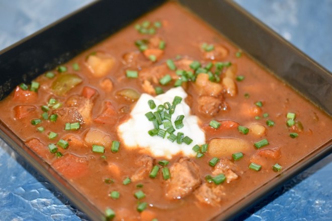 Gulaschsuppe - ungarisch - Slowwcooker -Crockpot - Crocky - original - mit Kartoffeln - scharf - Rezept - einfach - deftig - beste - ungarische Gulaschsuppe