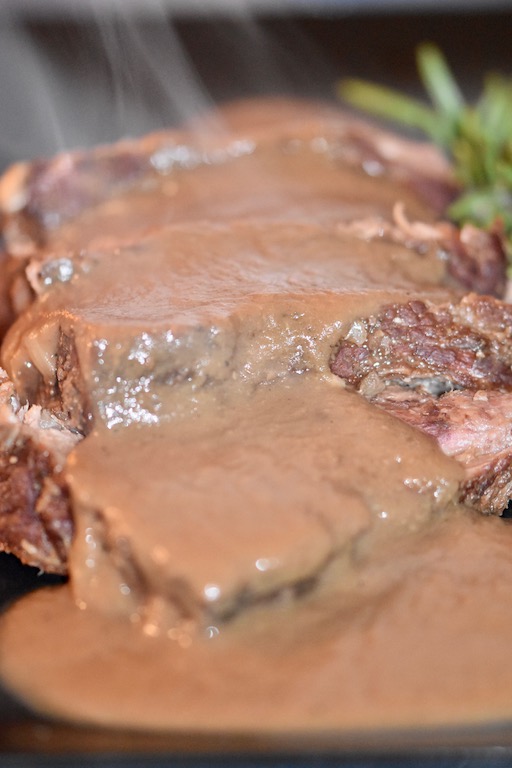 Zwiebelbraten aus dem Slowcooker - Zwiebelbraten - Slowcooker - Variante aus dem Backofen - Backofen - Rinderbraten - Crockpot - Crocky - Rezept - Rind - Niedrigtemperaturgaren