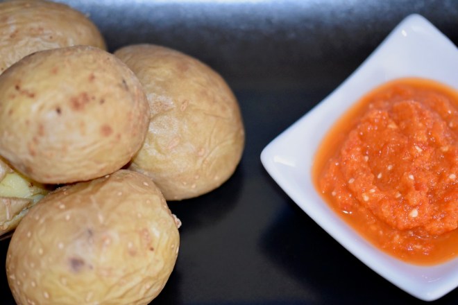 - kanarische Runzelkartoffeln - Runzelkartoffeln mit Mojo - Papas arrugadas - Mojo rojo - spanische Tapas - spanische Runzelkartoffeln - Mojo Sauce - Rezept - Kartoffeln in Salzkruste