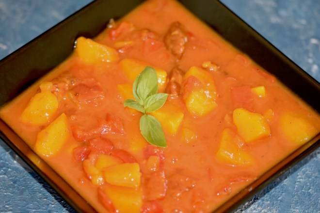 Paprika-Safran-Eintopf mit Chorizo - Eintopf - Safran - Paprika - Chorizo - Wurst - Kartoffeln - Rezept - glutenfrei - milchfrei - Gemüse - schnell - einfach - Tomaten - Herbst - One Pot