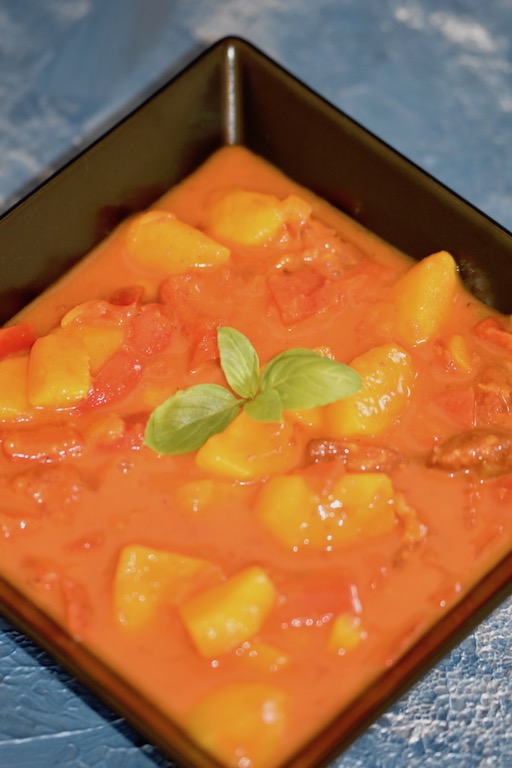 Paprika-Safran-Eintopf mit Chorizo - Eintopf - Safran - Paprika - Chorizo - Wurst - Kartoffeln - Rezept - glutenfrei - milchfrei - Gemüse - schnell - einfach - Tomaten - Herbst - One Pot