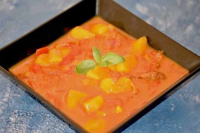 Paprika-Safran-Eintopf mit Chorizo - Eintopf - Safran - Paprika - Chorizo - Wurst - Kartoffeln - Rezept - glutenfrei - milchfrei - Gemüse - schnell - einfach - Tomaten - Herbst - One Pot