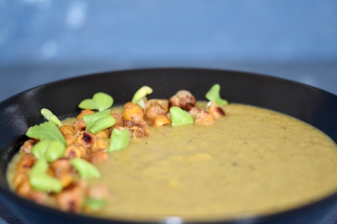 indische Blumenkohlsuppe mit gerösteten Kichererbsen - indische Blumenkohlsuppe - Blumenkohlsuppe - Rezept - mit Kokosmilch - asiatisch - püriert - mit Kartoffeln - ohne Sahne - vegan - glutenfrei - einfach - cremig