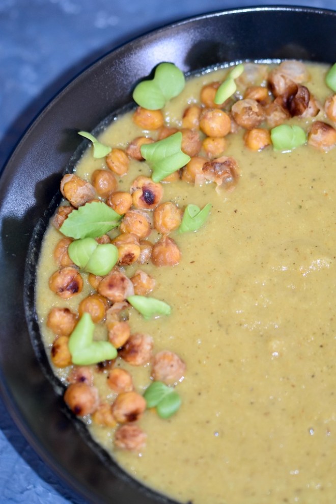 indische Blumenkohlsuppe mit gerösteten Kichererbsen - indische Blumenkohlsuppe - Blumenkohlsuppe - Rezept - mit Kokosmilch - asiatisch - püriert - mit Kartoffeln - ohne Sahne - vegan - glutenfrei - einfach - cremig