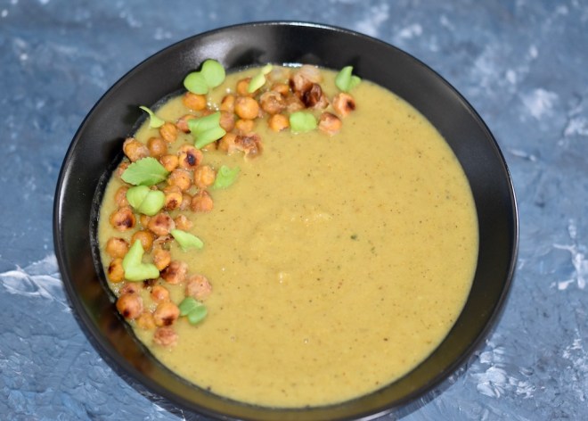 indische Blumenkohlsuppe mit gerösteten Kichererbsen - indische Blumenkohlsuppe - Blumenkohlsuppe - Rezept - mit Kokosmilch - asiatisch - püriert - mit Kartoffeln - ohne Sahne - vegan - glutenfrei - einfach - cremig