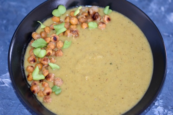 Indische Blumenkohlsuppe mit gerösteten&nbsp;Kichererbsen