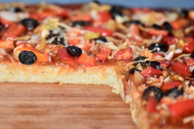 Kartoffelpizza - glutenfrei - mit rohen Kartoffeln - Rezept - vom Blech - Pizza - milchfrei - vegetarisch - ohne Teig - Kartoffelkuchen - herzhaft - pikant