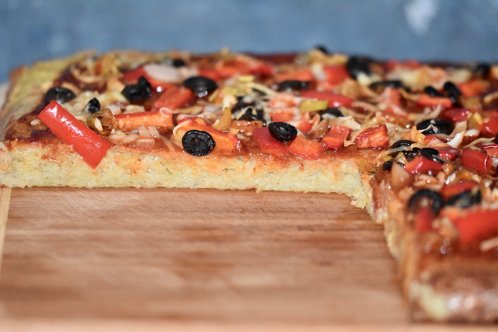 Kartoffelpizza - glutenfrei - mit rohen Kartoffeln - Rezept - vom Blech - Pizza - milchfrei - vegetarisch - ohne Teig - Kartoffelkuchen - herzhaft - pikant