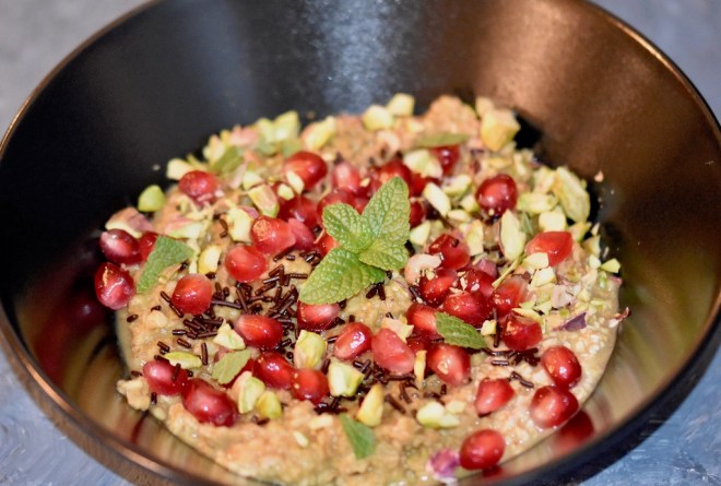 Overnight-Oats - orientalisch - Granatapfel - Pistazien - Kokosmilch - vegan - glutenfrei - Rezept - gesund - Haferflocken - einfach - Zimt - Kurkuma - Frühstück - Clean-Eating
