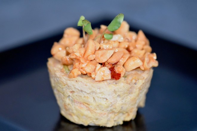 asiatische Hackfleisch Muffins - pikante Muffins - salzige Muffins - Hackfleisch Törtchen - Brunch Muffins - glutenfrei - milchfrei - Party Muffins - mit Ei - karamellisierte Erdnüsse - Rezept - einfach - herzhafte Muffins