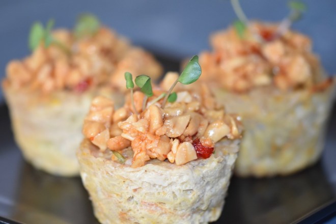 asiatische Hackfleisch Muffins - pikante Muffins - salzige Muffins - Hackfleisch Törtchen - Brunch Muffins - glutenfrei - milchfrei - Party Muffins - mit Ei - karamellisierte Erdnüsse - Rezept - einfach - herzhafte Muffins