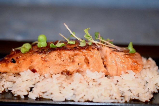 asiatischer Lachs in Ahornsirup glasiert - Lachs - asiatisch - glasiert - Ahornsirup - gebraten - Rezept - einfach - schnell - Marinade - Pfanne - glutenfrei - milchfrei