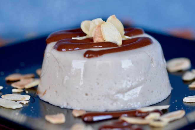 Lebkuchen-Panna Cotta mit Schokoladen-Sauce –&nbsp;vegan