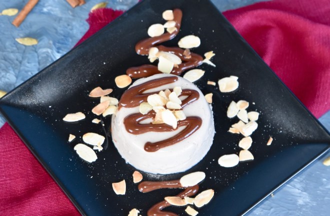 Lebkuchen-Panna Cotta vegan - Panna Cotta vegan - Panna Cotta - vegan - Rezept - leicht - Agar Agar - ohne Gelantine - selber machen - Weihnachten - milchfrei - glutenfrei - Desserts - schnell - kochen - Panna Cotta mit Schokoladensauce