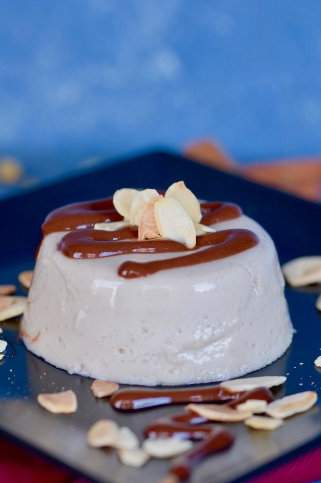 Lebkuchen-Panna Cotta vegan - Panna Cotta vegan - Panna Cotta - vegan - Rezept - leicht - Agar Agar - ohne Gelantine - selber machen - Weihnachten - milchfrei - glutenfrei - Desserts - schnell - kochen - Panna Cotta mit Schokoladensauce