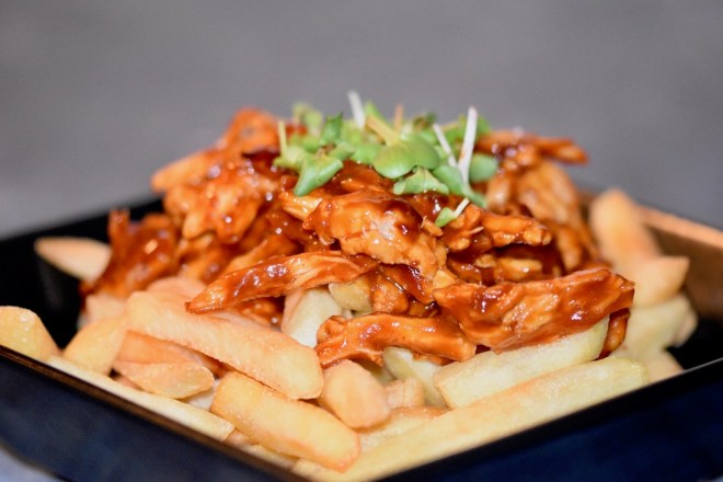 Poutine mit Pulled Chicken - Poutine - pulled chicken - Rezept - kanadisch - Kanada - Streetfood - Pommes frites - Québec - Fast Food - einfach - Pommes - selber machen - glutenfrei - milchfrei
