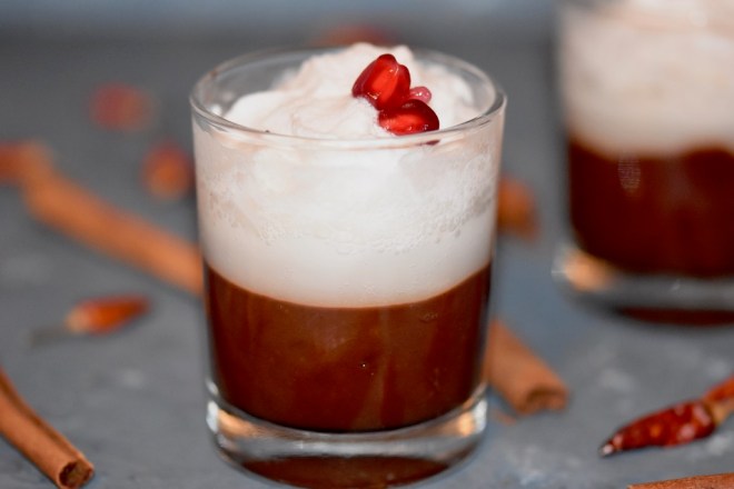 Vilnius-Kaffe flüssiges Schokoladen-Dessert mit Kokossahne - in der Tasse - im Glas - Rezept - Dessert - Schokolade - flüssige Schokolade - Kokssahne - vegan - glutenfrei - einfach - Nachspeise - Nachtisch - vegane Sahne