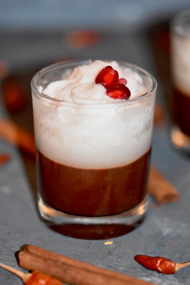 Vilnius-Kaffe flüssiges Schokoladen-Dessert mit Kokossahne - in der Tasse - im Glas - Rezept - Dessert - Schokolade - flüssige Schokolade - Kokssahne - vegan - glutenfrei - einfach - Nachspeise - Nachtisch - vegane Sahne