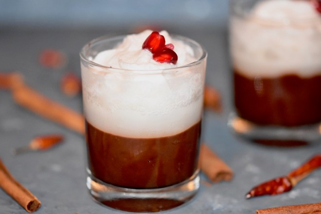 Vilnius-Kaffe flüssiges Schokoladen-Dessert mit Kokossahne - in der Tasse - im Glas - Rezept - Dessert - Schokolade - flüssige Schokolade - Kokssahne - vegan - glutenfrei - einfach - Nachspeise - Nachtisch - vegane Sahne