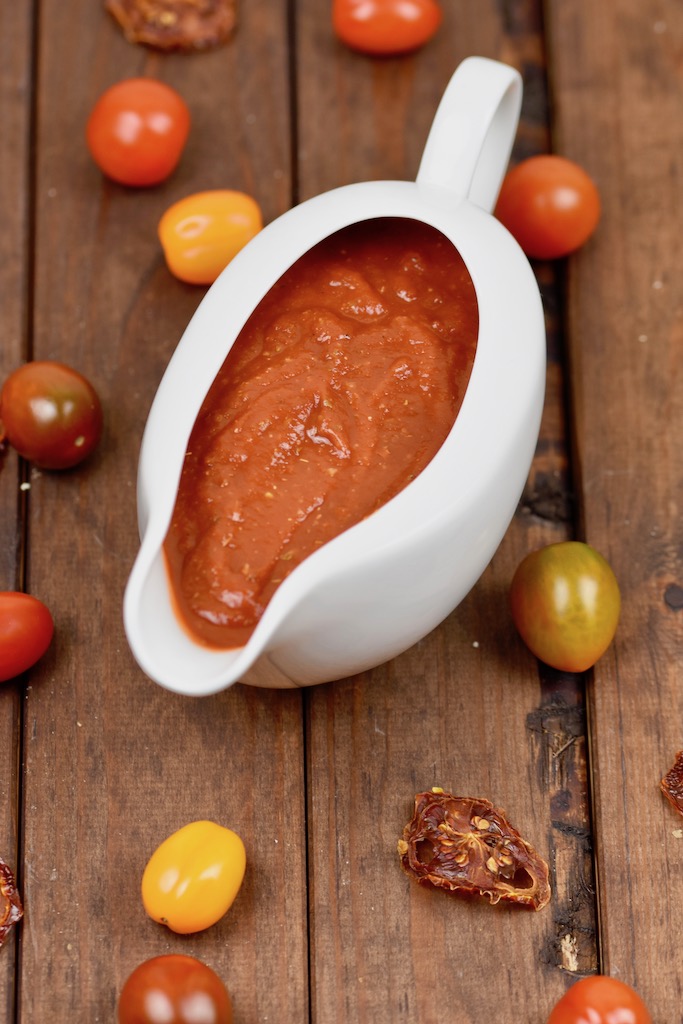 Rucola-Pizza mit Pesto und Schinken - Rucola-Pizza - Pesto-Pizza - Pizza - Rucola-Pesto - Serrano-Schinken - Rezept - glutenfrei - milchfrei - Schinken - italienisch - Blech - Rucola - vegane Variante