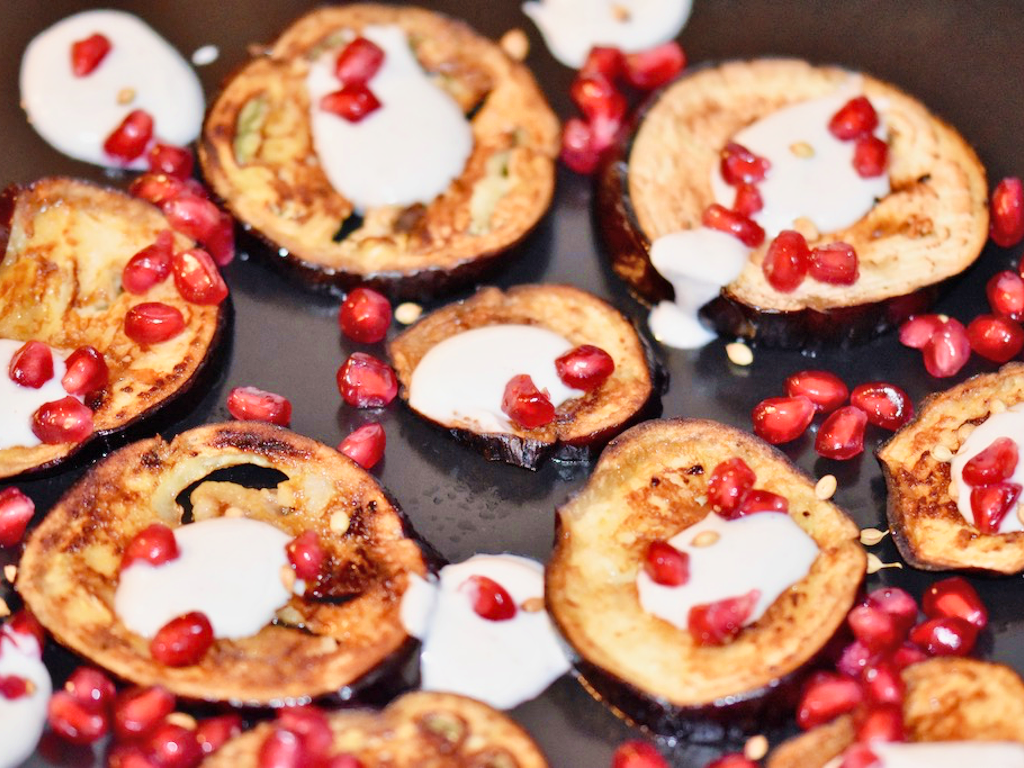 gebackene Aubergine mit Granatapfelglasur - gebackene Aubergine - Auberginen - gebacken - Rezept - vegan - glutenfrei - orientalisch - Ottolenghi - Granatapfel - Joghurt - Tahini - Backofen