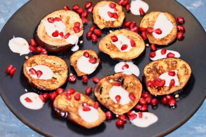 gebackene Aubergine mit Granatapfelglasur - gebackene Aubergine - Auberginen - gebacken - Rezept - vegan - glutenfrei - orientalisch - Ottolenghi - Granatapfel - Joghurt - Tahini - Backofen