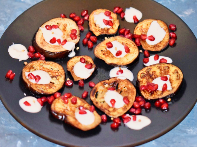Gebackene Aubergine mit Granatapfelglasur