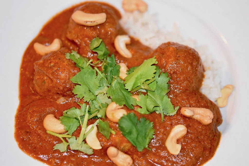 indisches Tomaten-Curry mit Kichererbsenbällchen - indisches Tomaten-Curry - indisches Curry - Kichererbsenbällchen - Sauce - Rezept - vegan - glutenfrei - einfach - Curry - Kichererbsen - gesund - Tomaten-Curry