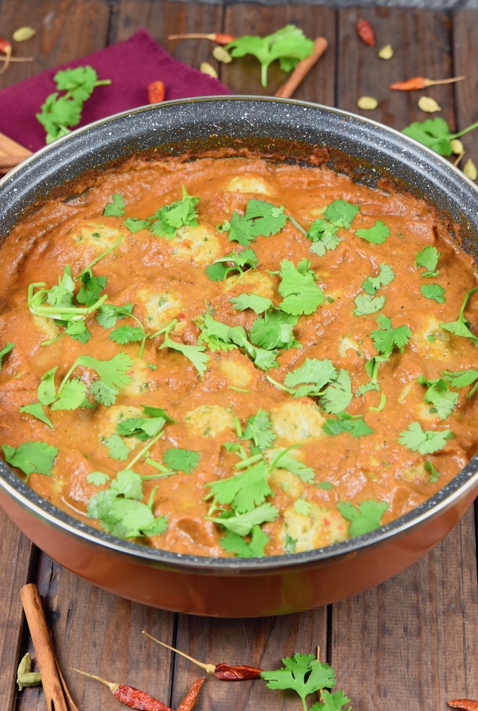 indisches Tomaten-Curry mit Kichererbsenbällchen - indisches Tomaten-Curry - indisches Curry - Kichererbsenbällchen - Sauce - Rezept - vegan - glutenfrei - einfach - Curry - Kichererbsen - gesund - Tomaten-Curry