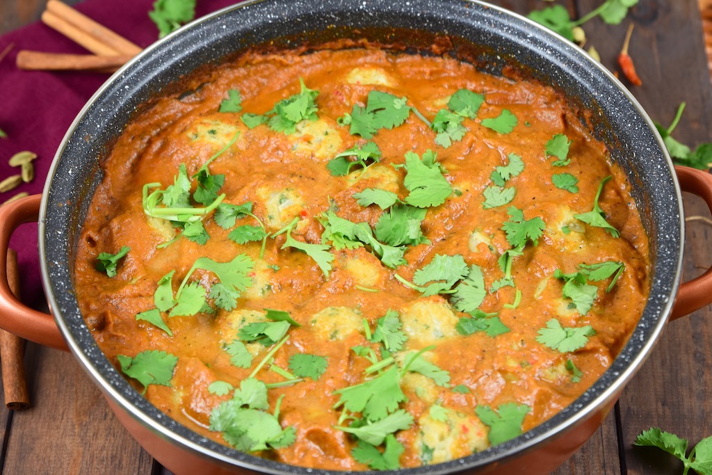 indisches Tomaten-Curry mit Kichererbsenbällchen - indisches Tomaten-Curry - indisches Curry - Kichererbsenbällchen - Sauce - Rezept - vegan - glutenfrei - einfach - Curry - Kichererbsen - gesund - Tomaten-Curry