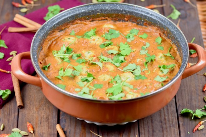 Indisches Tomaten-Curry mit Kichererbsenbällchen
