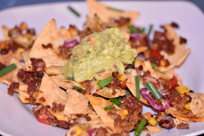 Nachos - mexikanisches Fingerfood - Snack - Taco-Chips - mexikanische Küche - Käse - überbacken - Hackfleisch - Sauce - einfach - selber machen - Rezept