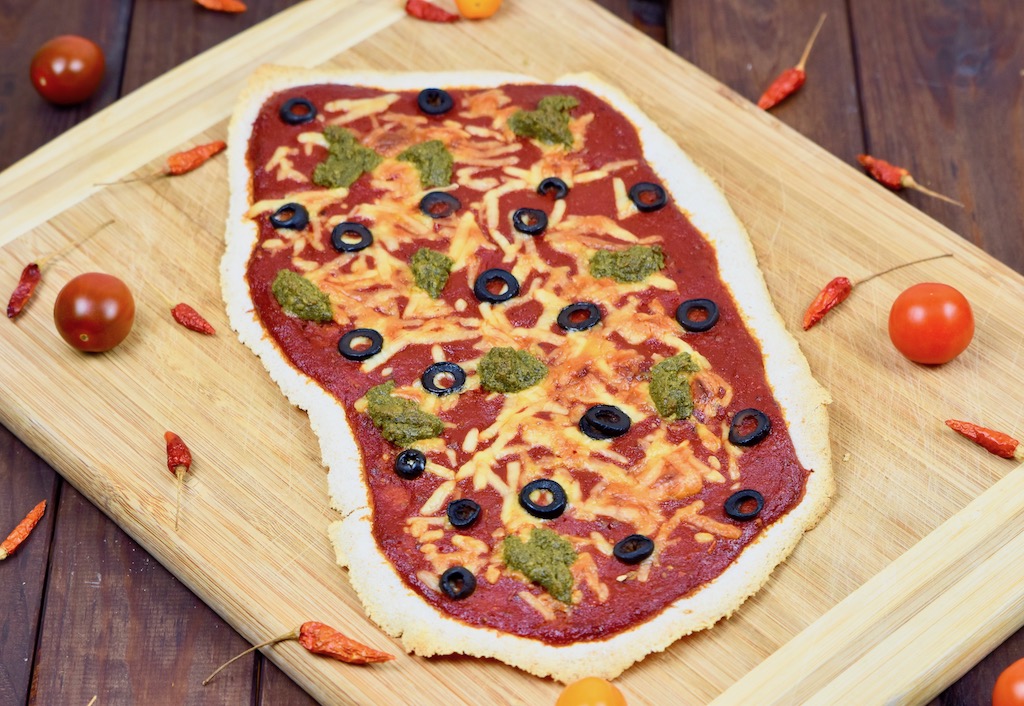 Rucola-Pizza mit Pesto und Schinken - Rucola-Pizza - Pesto-Pizza - Pizza - Rucola-Pesto - Serrano-Schinken - Rezept - glutenfrei - milchfrei - Schinken - italienisch - Blech - Rucola - vegane Variante