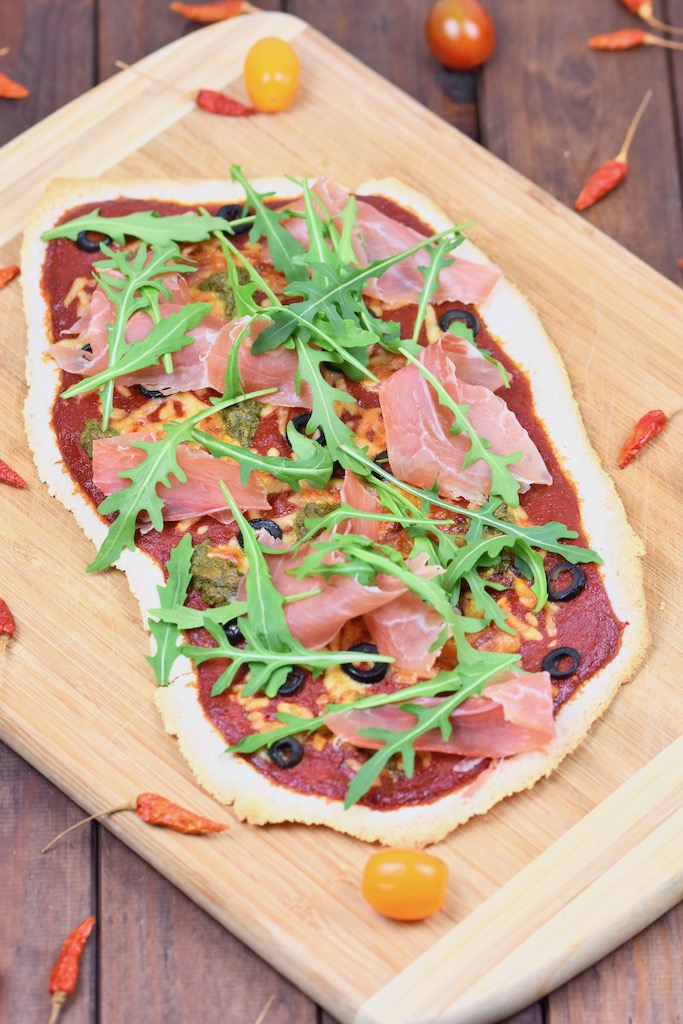 Rucola-Pizza mit Pesto und Schinken - Rucola-Pizza - Pesto-Pizza - Pizza - Rucola-Pesto - Serrano-Schinken - Rezept - glutenfrei - milchfrei - Schinken - italienisch - Blech - Rucola - vegane Variante