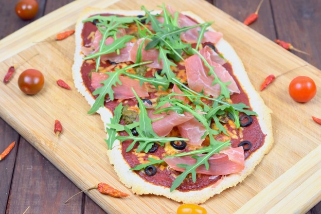 Rucola-Pizza mit Pesto und Schinken - Rucola-Pizza - Pesto-Pizza - Pizza - Rucola-Pesto - Serrano-Schinken - Rezept - glutenfrei - milchfrei - Schinken - italienisch - Blech - Rucola - vegane Variante