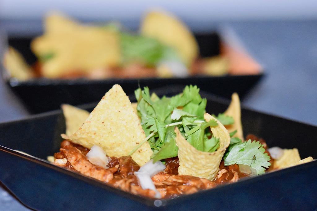 Mexikanische Chilaquiles Rojos mit Hühnchen - Chilaquiles - Rezept - mexikanisch - Rojos - einfach - rote Chilaquiles - Salsa - Salsa roja - schnell - vegetarische Chilaquiles - vegane Chilaquiles